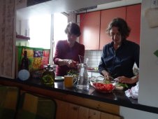 Blick vom Esszimmer in die Küche